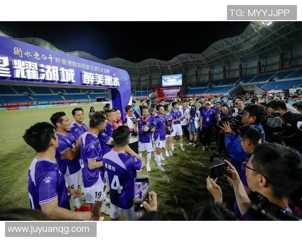 足球明星小公仔的可爱形象与球场风采完美结合的精彩瞬间展示